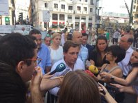 Almeida se pregunta dónde está Carmena y cree que se presentará porque "siempre hace lo contrario a lo que dice"