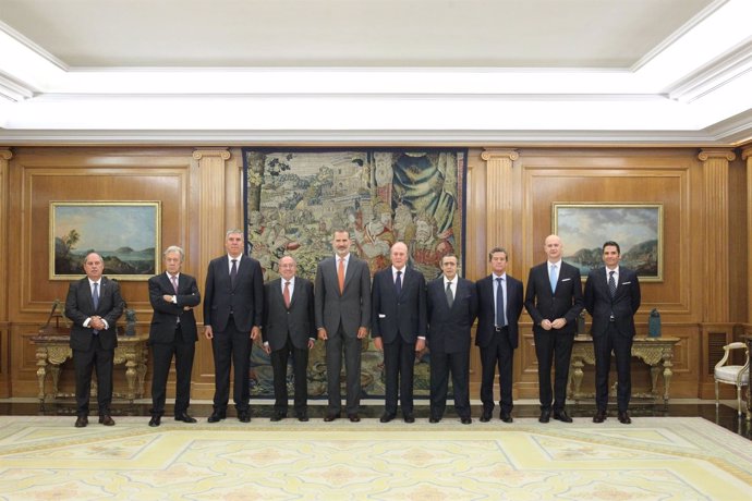 El Rey Felipe VI junto a representantes del sector del automóvil