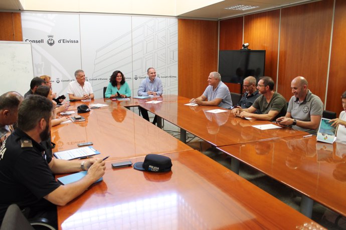 Reunión en el Consell de Ibiza sobre el intrusismo en el sector del taxi