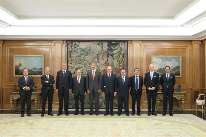 El rei Felip VI al costat de representants del sector de l'automòbil
