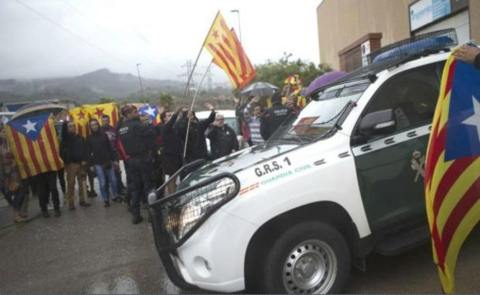 Coche de la Guardia Civil con independentistas catalanes
