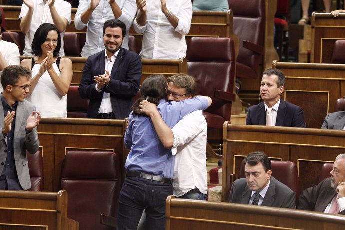 Pablo Iglesias y Xavier Domenech se abrazan en el Congreso