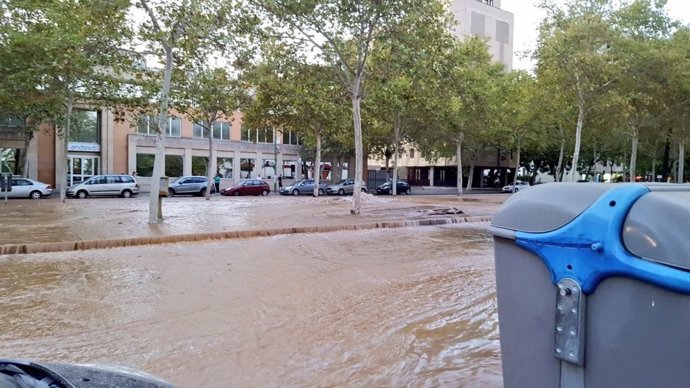 Inundación provocada por la rotura de una tubería en Sevilla
