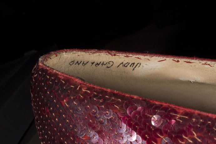 Uno de los zapatos rojos utilizados por Judy Garland en El mago de Oz.