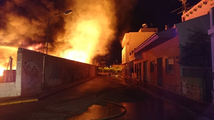 Incendio en una fábrica de Alginet 