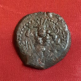 L'anvers de la moneda oposada al poblat ibèric de Ca n'Oliver