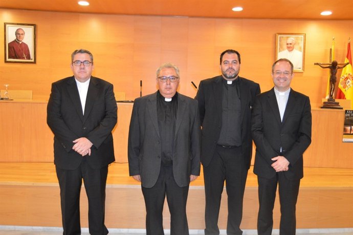 El vicario general de la Diócesis almeriense, Tomas Cobo, segundo por la izq.