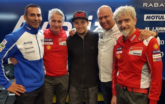 Karel Abraham, en el centro, nuevo piloto del Reale Avintia Racing de MotoGP