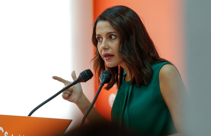 La portaveu nacional de Cs,  Inés Arrimadas, en roda de premsa a Sevilla.