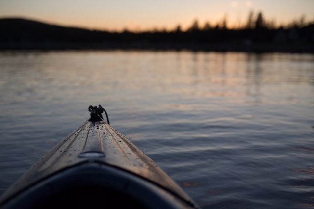 canoa en lago pixabay