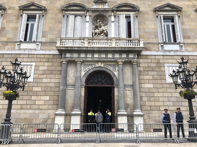 Mossos custodian el Palau de la Generalitat durante registro de la Guardia Civil