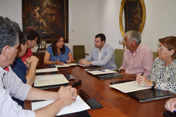 Carrillo (al fondo), durante el encuentro con los alcaldes