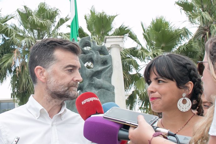 Antonio Maíllo y Teresa Rodríguez atendiendo a los medios