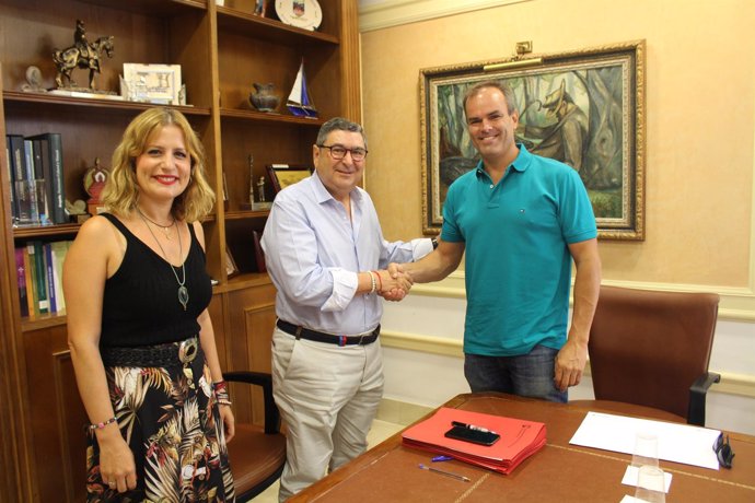 Vélez-Málaga firma contrato con parcela del Parque Tecnoalimentario 