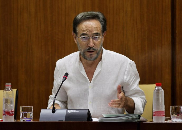 El consejero de Fomento y Vivienda, Felipe López, en comisión parlamentaria