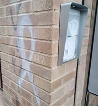 Aparece una pintada en la fachada y telefonillo del PP de Huelva, que estudia denunciar los hechos
