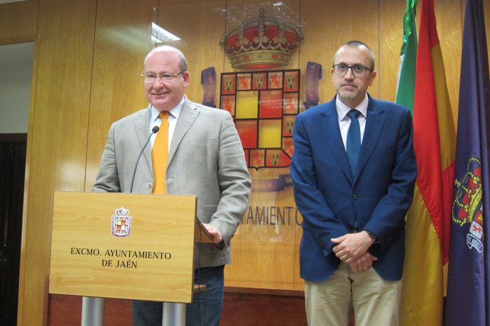 Bonilla (d), junto al alcalde, en la presentación del presupuesto de 2018.