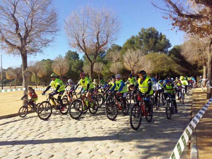 Cientos de ciclistas participan en el Día de la Bicicleta de Alcalá de Guadaíra