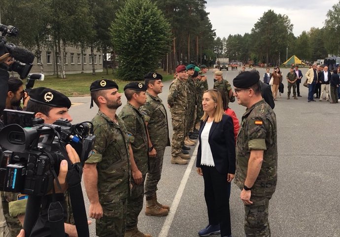 La presidenta del Congreso, Ana Pastor, visita a los militares en Letonia