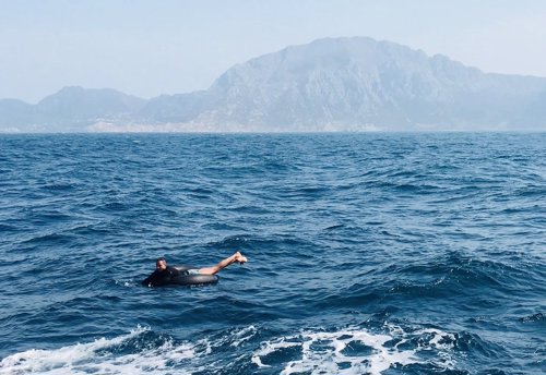 Inmigrante cruzando el Estrecho en una cámara de rueda de camión