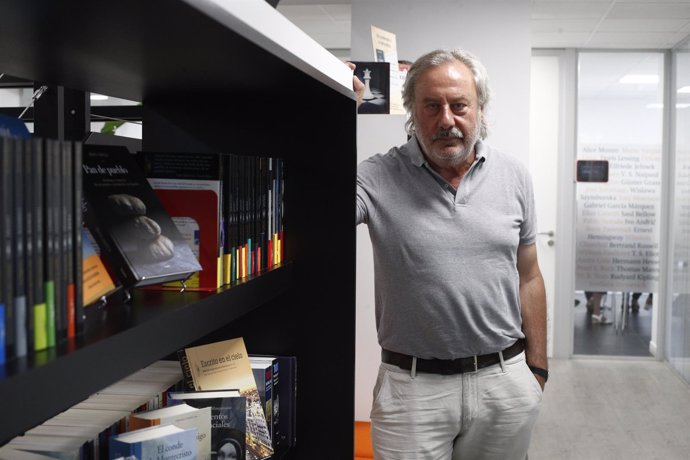 Entrevista de Europa Press en Madrid al escritor Julio Llamazares por su nuevo l