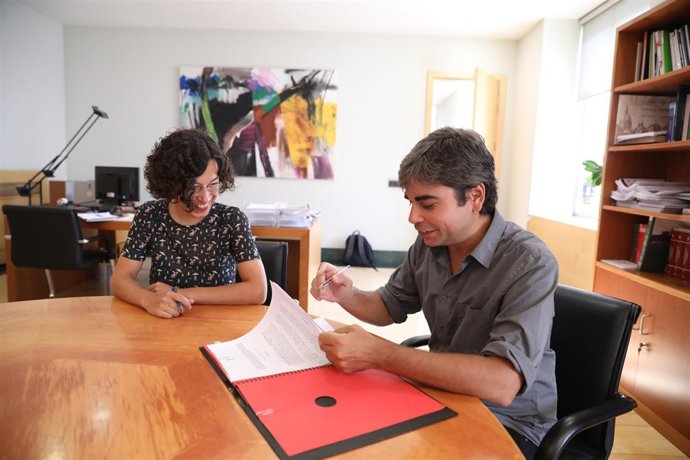 El delegado de Economía y Hacienda, Jorge García Castaño, y una de las represent