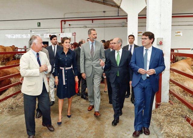 La Reina Letizia comienza el curso con look denim y al lado del Rey Felipe Los Reyes en Salamanca