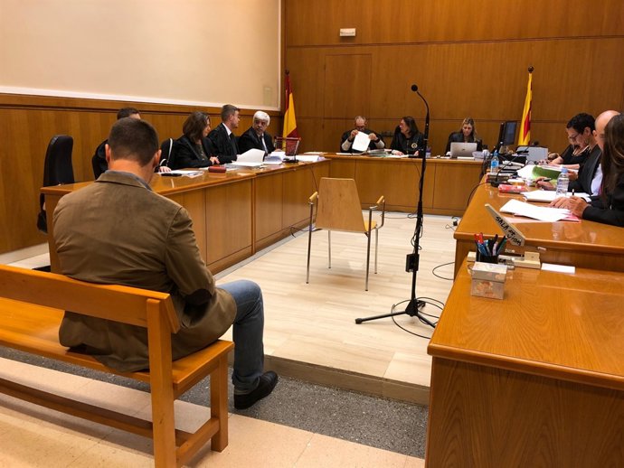 Judici a un mosso acusat de gravar companyes al vestidor