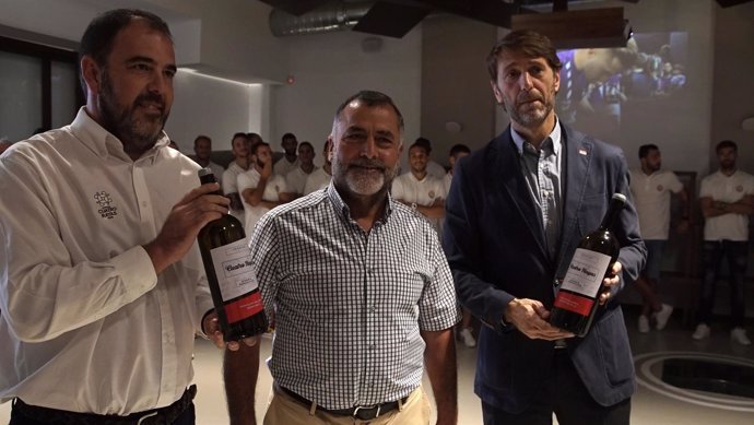 Cuatro Rayas entrega botellas a Carlos Suárez y Ronaldo. 5-9-2018