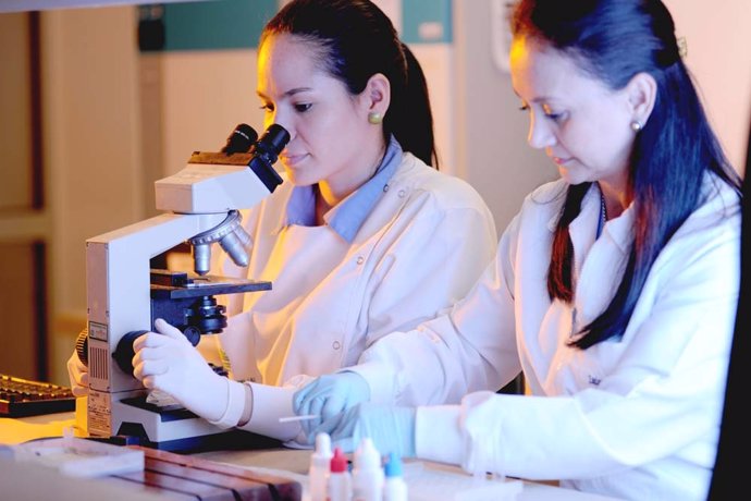 Investigadoras en un laboratorio, muestras de sangre