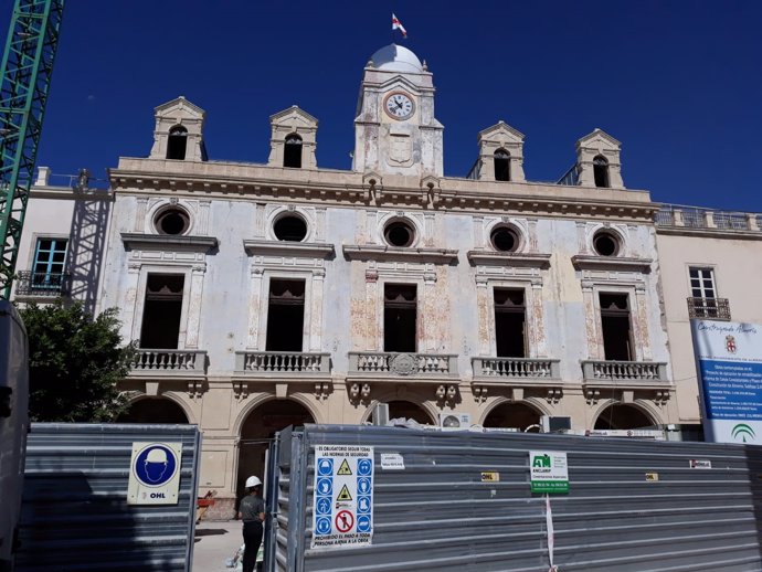 Fachada del Ayuntamiento de Almería en obras