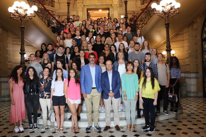 Goia con alumnos extranjeros que estudiarán en Deusto.