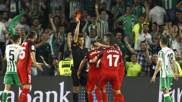 Roque Mesa, expulsado en el Betis-Sevilla