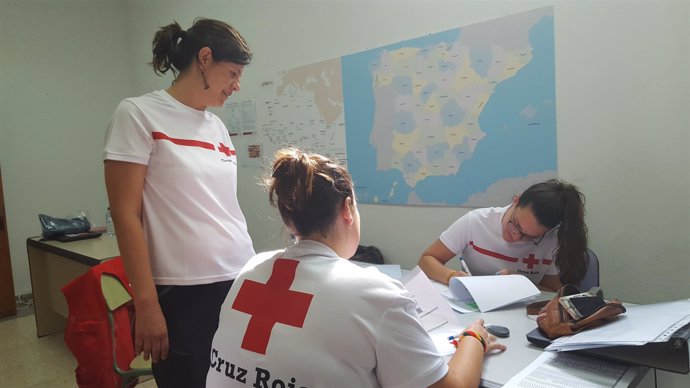 Voluntarias de Cruz Roja en el centro de acogida de Mérida