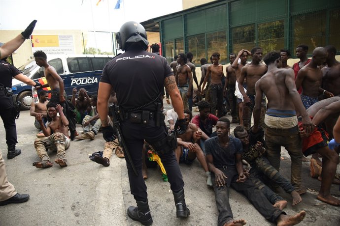 Immigrants que han arribat a Ceuta saltant la tanca