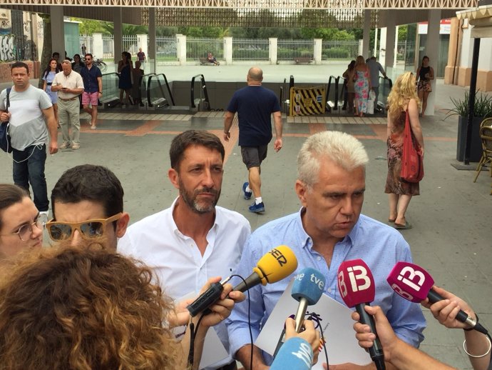 El secretario general de El PI, Josep Melià, atiende a los medios