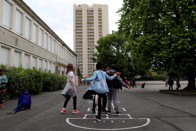 Niños juegan en una escuela en Francia