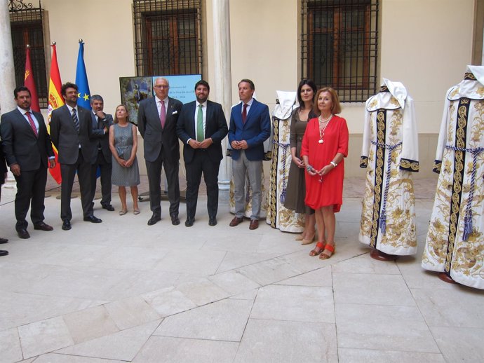 López Miras, en el centro, junto al alcalde y los miembros del Paso Blanco