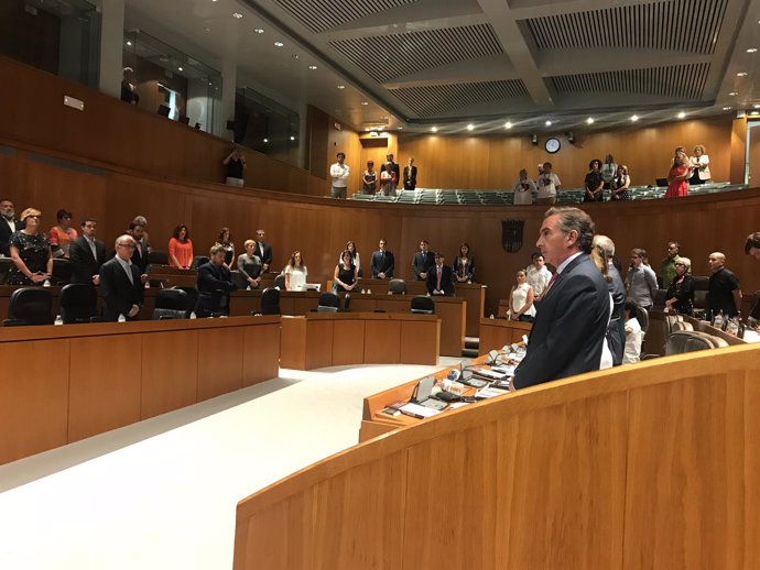 Minuto de silencio celebrado este jueves en el pleno de las Cortes 