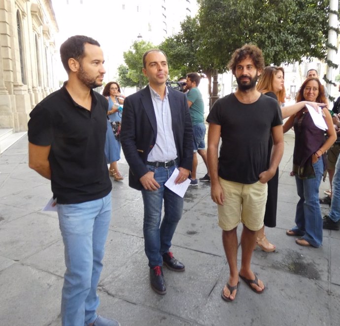 Rojas, Millán y Moreno, a las puertas del Ayuntamiento