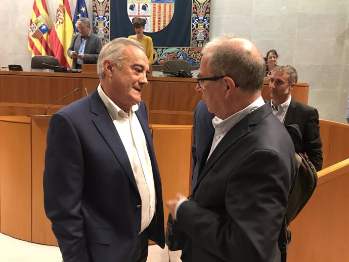 Gimeno y Sada (PSOE) hablan antes del inicio del pleno de las Cortes