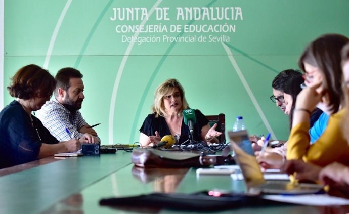 La delegada de Educación en Sevilla, María Francisca Aparicio, junto a la prensa
