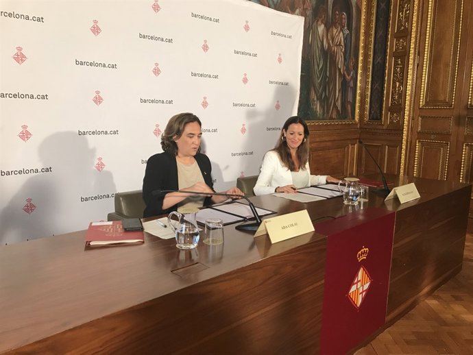 L'alcaldessa de Barcelona, Ada Colau, i la degana de l'Icab, Maria Eugenia Gay
