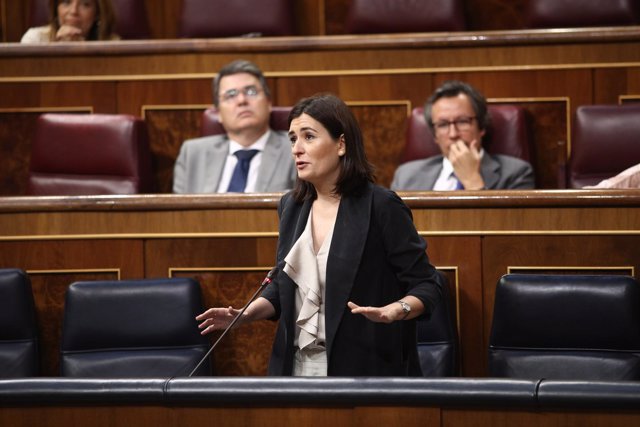 Carmen Montón, ministra de Sanidad en la sesión de control