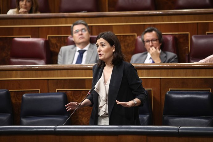 Carmen Montón, ministra de Sanitat en la sessió de control