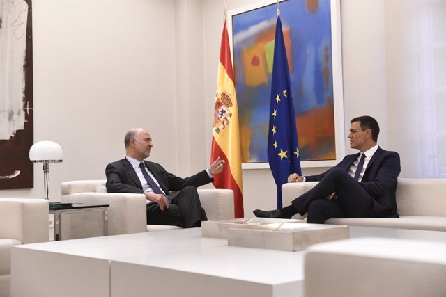 El presidente del Gobierno, Pedro Sánchez, recibe al comisario europeo de Asunto