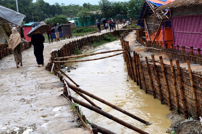 Campo de refugiados rohingya en Bangladesh afectado por las lluvias