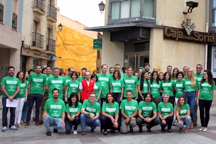 Empleados de Caja Rural de Soria con la camiseta verde.