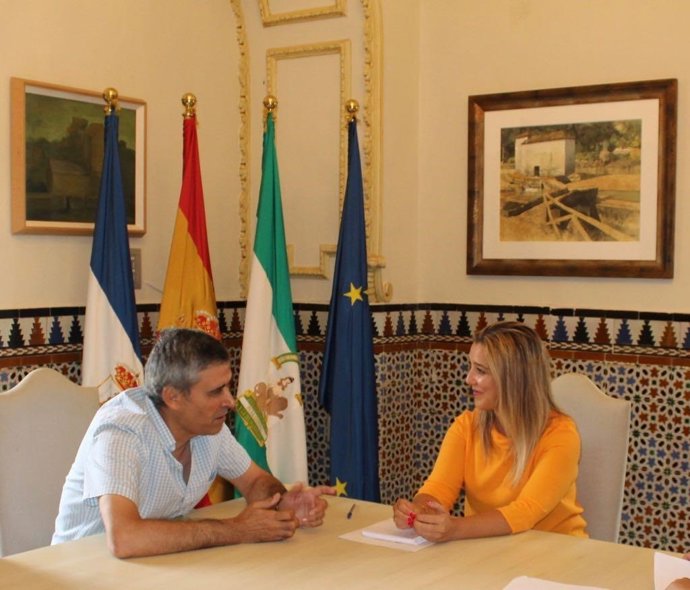 La alcaldesa, Ana Isabel Jiménez, reunida con el presidente de la Mancomunidad.