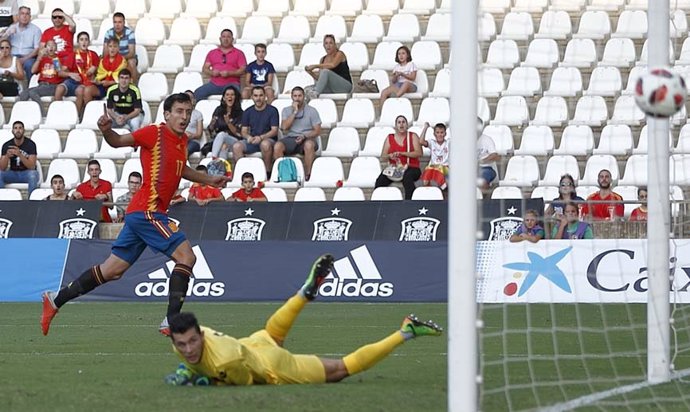 Mikel Oyarzabal anota el primer gol